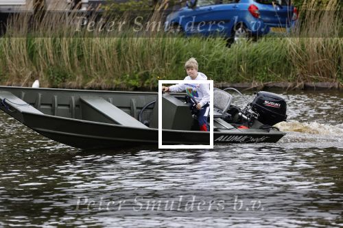 Westzaan 13 mei 2020
Wolter Kroes en zijn zoon Tom varen in een boot bij hun huis