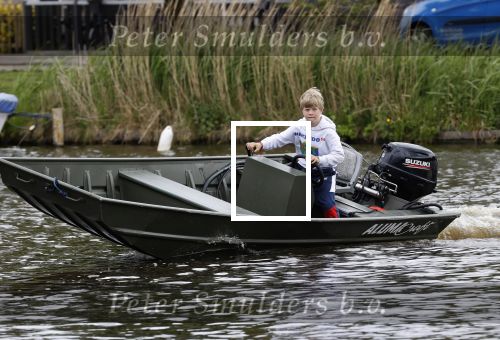 Westzaan 13 mei 2020
Wolter Kroes en zijn zoon Tom varen in een boot bij hun huis
