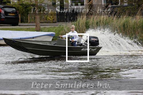 Westzaan 13 mei 2020
Wolter Kroes en zijn zoon Tom varen in een boot bij hun huis