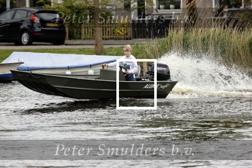 Westzaan 13 mei 2020
Wolter Kroes en zijn zoon Tom varen in een boot bij hun huis
