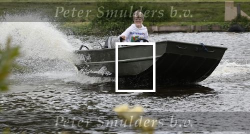 Westzaan 13 mei 2020
Wolter Kroes en zijn zoon Tom varen in een boot bij hun huis