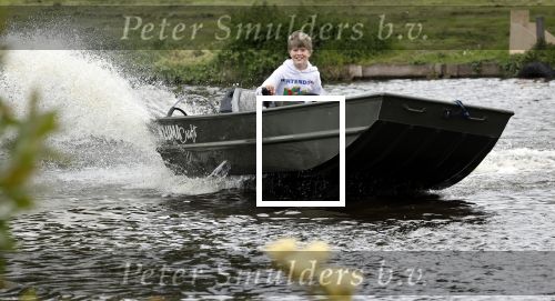 Westzaan 13 mei 2020
Wolter Kroes en zijn zoon Tom varen in een boot bij hun huis