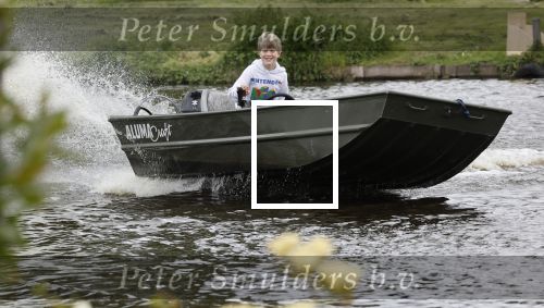 Westzaan 13 mei 2020
Wolter Kroes en zijn zoon Tom varen in een boot bij hun huis
