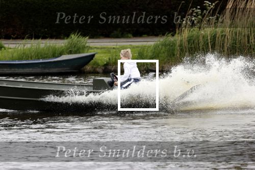 Westzaan 13 mei 2020
Wolter Kroes en zijn zoon Tom varen in een boot bij hun huis