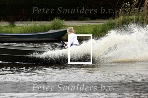 Westzaan 13 mei 2020
Wolter Kroes en zijn zoon Tom varen in een boot bij hun huis