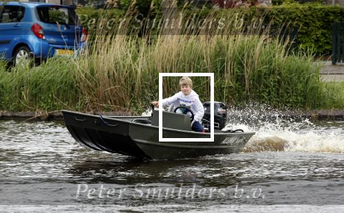 Westzaan 13 mei 2020
Wolter Kroes en zijn zoon Tom varen in een boot bij hun huis