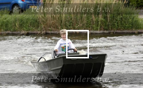 Westzaan 13 mei 2020
Wolter Kroes en zijn zoon Tom varen in een boot bij hun huis