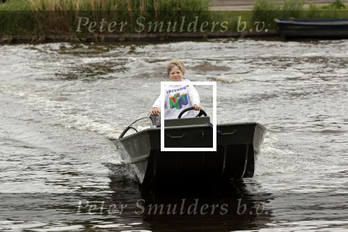 Westzaan 13 mei 2020
Wolter Kroes en zijn zoon Tom varen in een boot bij hun huis