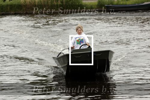 Westzaan 13 mei 2020
Wolter Kroes en zijn zoon Tom varen in een boot bij hun huis