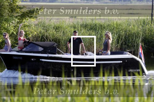 Nigtevecht 21 mei 2020
Wendy v Dijk met haar moeder man Erland Galjaard en dochter Lizzy aan het varen op de Vecht