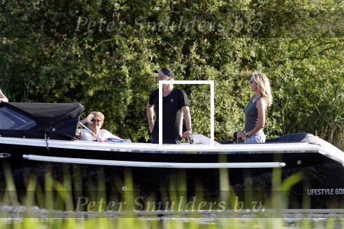 Nigtevecht 21 mei 2020
Wendy v Dijk met haar moeder man Erland Galjaard en dochter Lizzy aan het varen op de Vecht