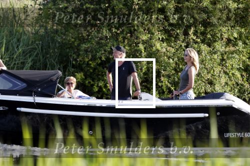Nigtevecht 21 mei 2020
Wendy v Dijk met haar moeder man Erland Galjaard en dochter Lizzy aan het varen op de Vecht