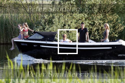 Nigtevecht 21 mei 2020
Wendy v Dijk met haar moeder man Erland Galjaard en dochter Lizzy aan het varen op de Vecht