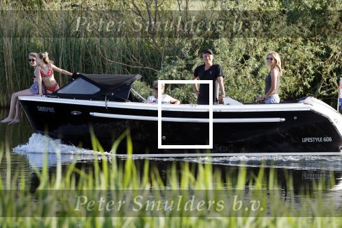 Nigtevecht 21 mei 2020
Wendy v Dijk met haar moeder man Erland Galjaard en dochter Lizzy aan het varen op de Vecht