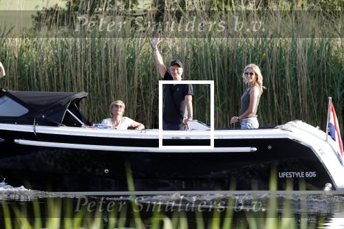 Nigtevecht 21 mei 2020
Wendy v Dijk met haar moeder man Erland Galjaard en dochter Lizzy aan het varen op de Vecht