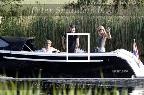 Nigtevecht 21 mei 2020
Wendy v Dijk met haar moeder man Erland Galjaard en dochter Lizzy aan het varen op de Vecht