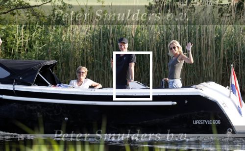 Nigtevecht 21 mei 2020
Wendy v Dijk met haar moeder man Erland Galjaard en dochter Lizzy aan het varen op de Vecht