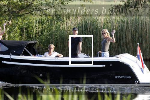 Nigtevecht 21 mei 2020
Wendy v Dijk met haar moeder man Erland Galjaard en dochter Lizzy aan het varen op de Vecht