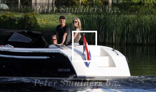 Nigtevecht 21 mei 2020
Wendy v Dijk met haar moeder man Erland Galjaard en dochter Lizzy aan het varen op de Vecht
