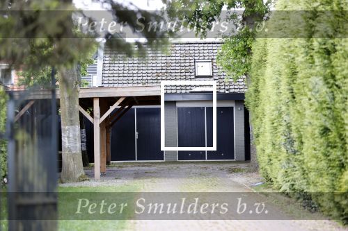 Soest 12 mei 2020
Wilfred Genee gaat vanuit zijn huis naar de plaatselijke kapper. IVM corona waren de kapasalons 2 maanden gesloten .