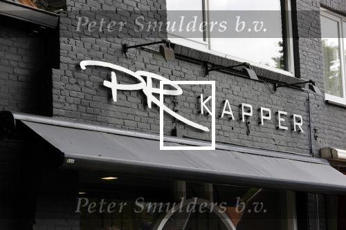 Soest 12 mei 2020
Wilfred Genee gaat vanuit zijn huis naar de plaatselijke kapper. IVM corona waren de kapasalons 2 maanden gesloten .