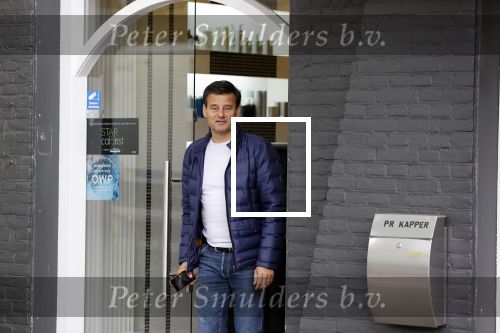 Soest 12 mei 2020
Wilfred Genee gaat vanuit zijn huis naar de plaatselijke kapper. IVM corona waren de kapasalons 2 maanden gesloten .