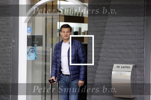 Soest 12 mei 2020
Wilfred Genee gaat vanuit zijn huis naar de plaatselijke kapper. IVM corona waren de kapasalons 2 maanden gesloten .