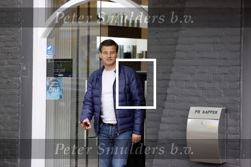 Soest 12 mei 2020
Wilfred Genee gaat vanuit zijn huis naar de plaatselijke kapper. IVM corona waren de kapasalons 2 maanden gesloten .
