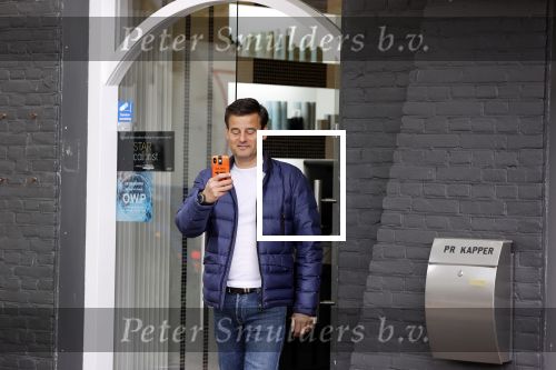 Soest 12 mei 2020
Wilfred Genee gaat vanuit zijn huis naar de plaatselijke kapper. IVM corona waren de kapasalons 2 maanden gesloten .