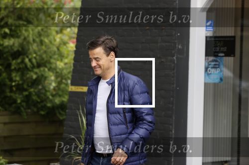 Soest 12 mei 2020
Wilfred Genee gaat vanuit zijn huis naar de plaatselijke kapper. IVM corona waren de kapasalons 2 maanden gesloten .