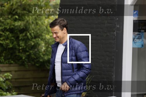 Soest 12 mei 2020
Wilfred Genee gaat vanuit zijn huis naar de plaatselijke kapper. IVM corona waren de kapasalons 2 maanden gesloten .