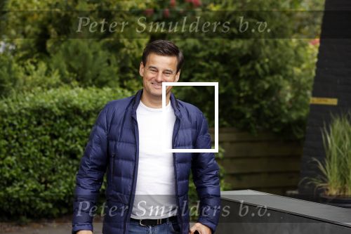 Soest 12 mei 2020
Wilfred Genee gaat vanuit zijn huis naar de plaatselijke kapper. IVM corona waren de kapasalons 2 maanden gesloten .