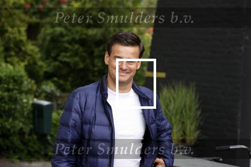 Soest 12 mei 2020
Wilfred Genee gaat vanuit zijn huis naar de plaatselijke kapper. IVM corona waren de kapasalons 2 maanden gesloten .