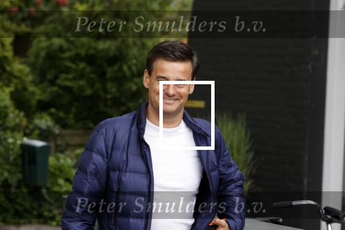 Soest 12 mei 2020
Wilfred Genee gaat vanuit zijn huis naar de plaatselijke kapper. IVM corona waren de kapasalons 2 maanden gesloten .
