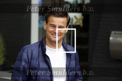 Soest 12 mei 2020
Wilfred Genee gaat vanuit zijn huis naar de plaatselijke kapper. IVM corona waren de kapasalons 2 maanden gesloten .