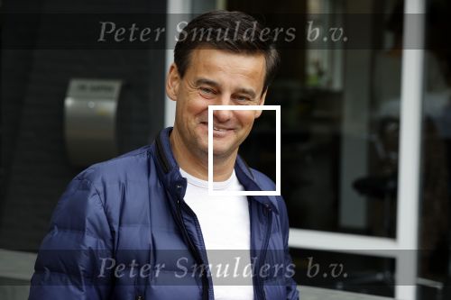Soest 12 mei 2020
Wilfred Genee gaat vanuit zijn huis naar de plaatselijke kapper. IVM corona waren de kapasalons 2 maanden gesloten .