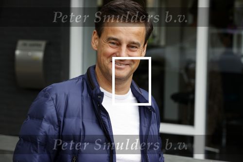 Soest 12 mei 2020
Wilfred Genee gaat vanuit zijn huis naar de plaatselijke kapper. IVM corona waren de kapasalons 2 maanden gesloten .