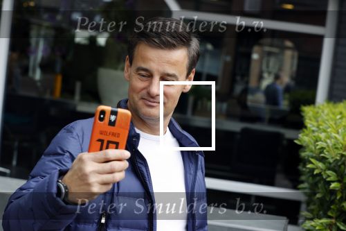 Soest 12 mei 2020
Wilfred Genee gaat vanuit zijn huis naar de plaatselijke kapper. IVM corona waren de kapasalons 2 maanden gesloten .