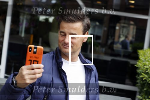 Soest 12 mei 2020
Wilfred Genee gaat vanuit zijn huis naar de plaatselijke kapper. IVM corona waren de kapasalons 2 maanden gesloten .