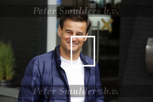 Soest 12 mei 2020
Wilfred Genee gaat vanuit zijn huis naar de plaatselijke kapper. IVM corona waren de kapasalons 2 maanden gesloten .