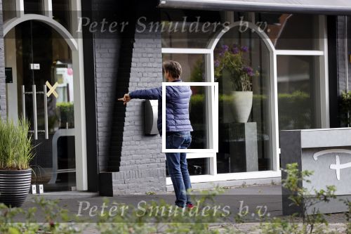 Soest 12 mei 2020
Wilfred Genee gaat vanuit zijn huis naar de plaatselijke kapper. IVM corona waren de kapasalons 2 maanden gesloten .