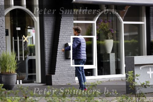 Soest 12 mei 2020
Wilfred Genee gaat vanuit zijn huis naar de plaatselijke kapper. IVM corona waren de kapasalons 2 maanden gesloten .