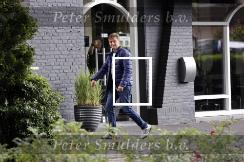 Soest 12 mei 2020
Wilfred Genee gaat vanuit zijn huis naar de plaatselijke kapper. IVM corona waren de kapasalons 2 maanden gesloten .