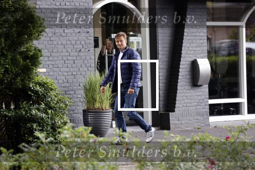 Soest 12 mei 2020
Wilfred Genee gaat vanuit zijn huis naar de plaatselijke kapper. IVM corona waren de kapasalons 2 maanden gesloten .