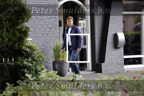 Soest 12 mei 2020
Wilfred Genee gaat vanuit zijn huis naar de plaatselijke kapper. IVM corona waren de kapasalons 2 maanden gesloten .