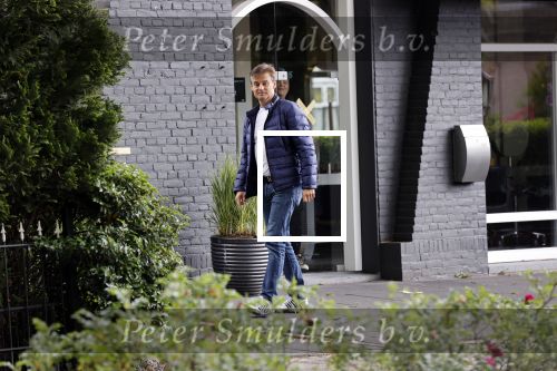Soest 12 mei 2020
Wilfred Genee gaat vanuit zijn huis naar de plaatselijke kapper. IVM corona waren de kapasalons 2 maanden gesloten .