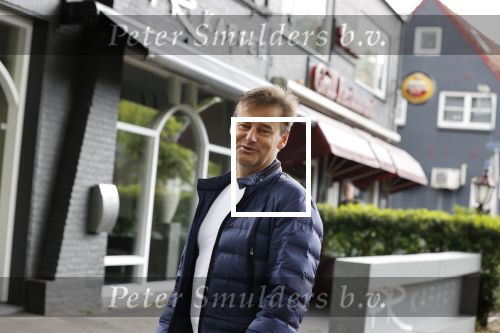 Soest 12 mei 2020
Wilfred Genee gaat vanuit zijn huis naar de plaatselijke kapper. IVM corona waren de kapasalons 2 maanden gesloten .