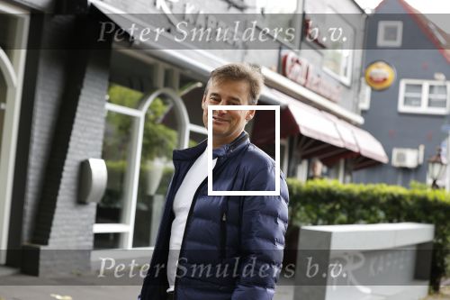 Soest 12 mei 2020
Wilfred Genee gaat vanuit zijn huis naar de plaatselijke kapper. IVM corona waren de kapasalons 2 maanden gesloten .
