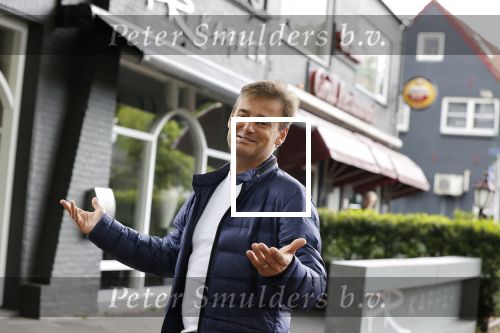 Soest 12 mei 2020
Wilfred Genee gaat vanuit zijn huis naar de plaatselijke kapper. IVM corona waren de kapasalons 2 maanden gesloten .