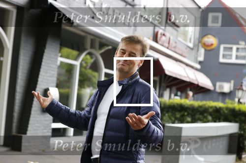 Soest 12 mei 2020
Wilfred Genee gaat vanuit zijn huis naar de plaatselijke kapper. IVM corona waren de kapasalons 2 maanden gesloten .
